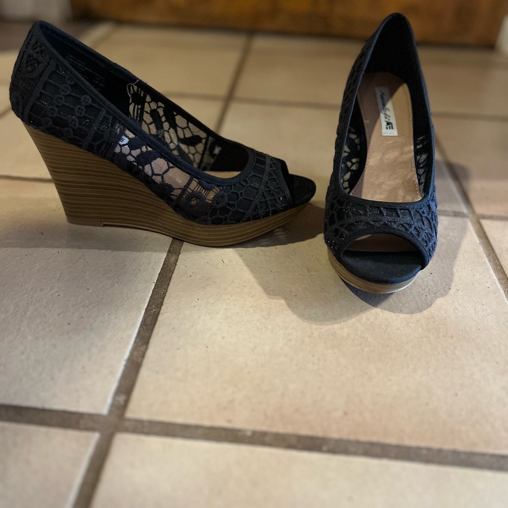 American Eagle Shoe brand Womens did 7.5 wedge, medium width.